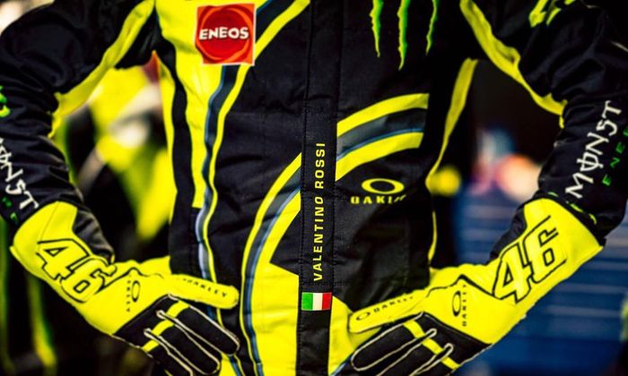 Racing suit dengan warna dominasi kuning biru jadi ciri khas Valentino Rossi dan banyak juga sponsornya 