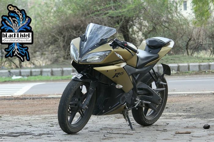 Kombinasi warna hitam dan emas doff memberi kesan elegan pada Yamaha R15 ini