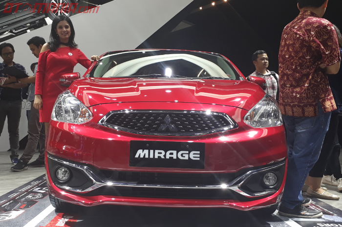 Mitsubishi Mirage yang ditampilkan di stand pameran Mitsubishi di Kemayoran, Jakarta