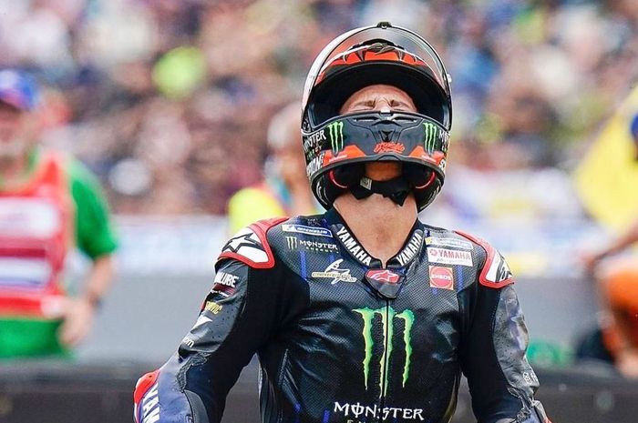 Dua kali terjatuh pada balapan MotoGP Belanda 2022 di sirkuit Assen (26/6). Fabio Quartararo sindir keputusan MotoGP yang memberikan penalti. 