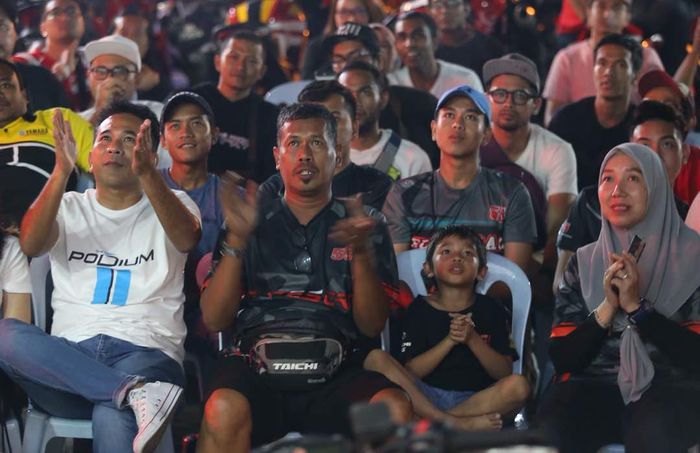 Ayah Hafizh Syahrin, Abdullah Haru (kaus hitam), di antara ratusan penonton MotoGP Qatar di restoran The Podium, Kuala Lumpur