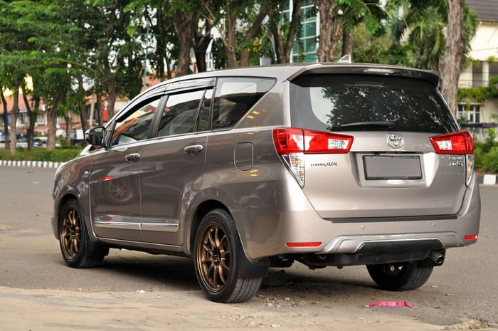 Gaya Sporty Plus Per Besutan Eibach Melekat Apik di Innova 