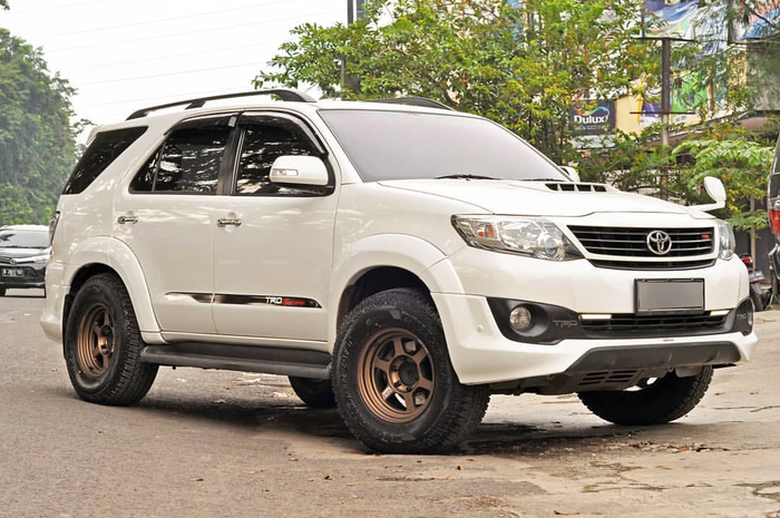 Toyota Fortuner dengan spion tambahan di sebelah kiri kap mesin