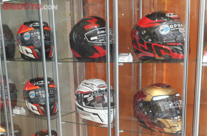 Helm-helm yang dijual di Juragan Helem, Jakarta Barat