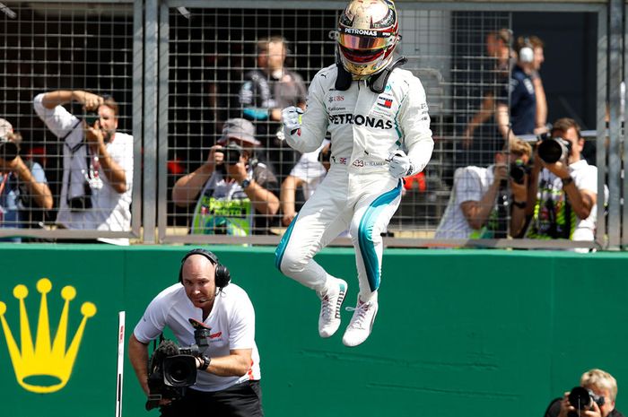 Lewis Hamilton melompat kegirangan setelah mencetak rekor enam kali pole position untuk GP F1 Inggris, Sabtu (7/7/2018)