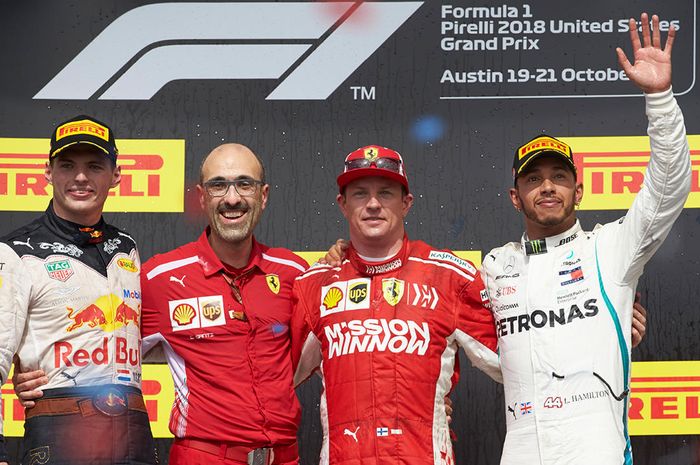 Menang di GP F1 Amerika, Kimi Raikkonen (kedua dari kanan) menunda Lewis Hamilton rayakan pesta juara dunia