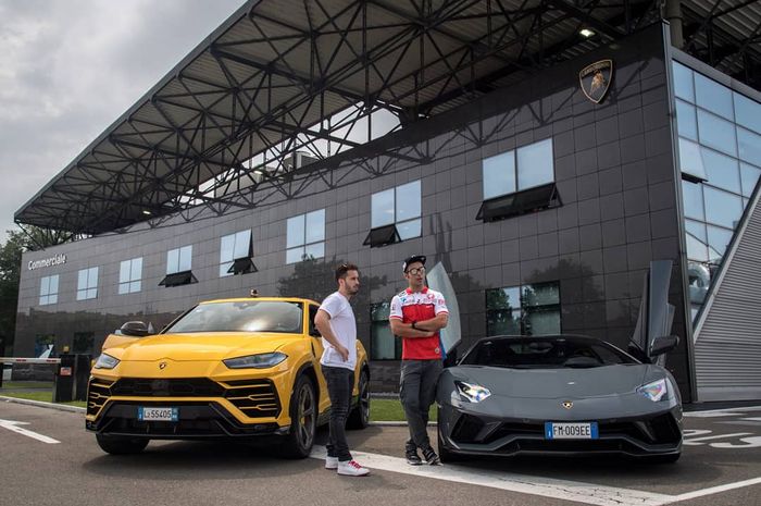 Andrea Dovizioso dan Danilo Petrucci diantara dua mobil Lamborghini