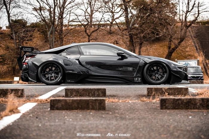 Modifikasi BMW i8 gambot berkaki kandas efek airsus dan pasang pelek 20 inci