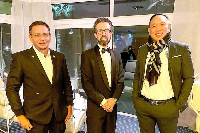 Eddy Saputra (kiri) dan Erwin Indrianto mewakili PP IMI bertemu dengan Danielle Rizzi selaku CEO Youthstream untuk jalin kerjasama MXGP Indonesia selama 10 tahun