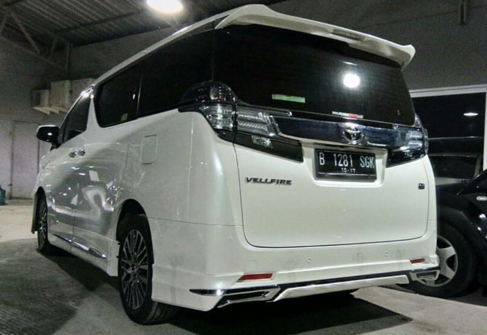 Toyota Vellfire dengan body kit Modellista
