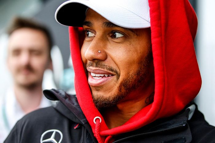 Ingin tetap bersama Mercedes selama mungkin, Lewis Hamilton akan menumbangkan mobil tim merah (Ferrari)