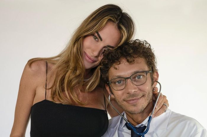 Beberapa hari setelah balapan MotoGP Austria 2021, Valentino Rossi mengumumkan kehamilan Sang Pacar, Francesca Sofia Novello