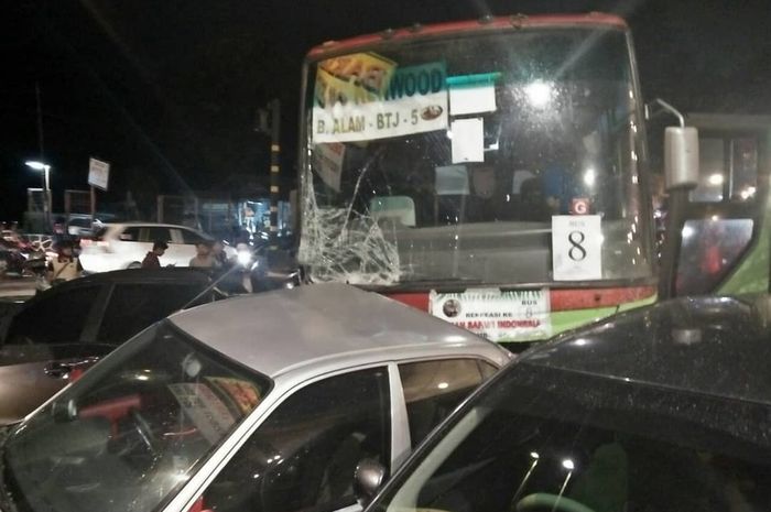 Tabrakan beruntun yang disebabkan bus mengalami rem blong di jalur Puncak, Sabtu (14/4/2018)