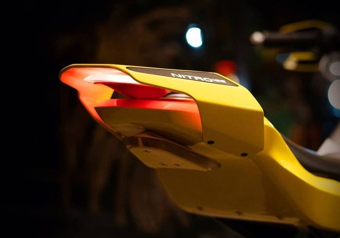 Buntutnya modern banget ala motor sport