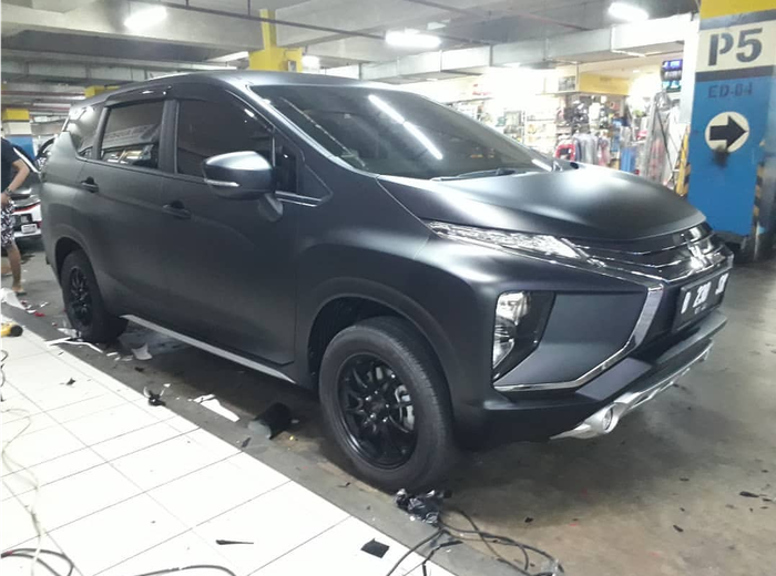 wrapping sticker satin black matte karya Pacman Sticker di Mitsubishi Xpander