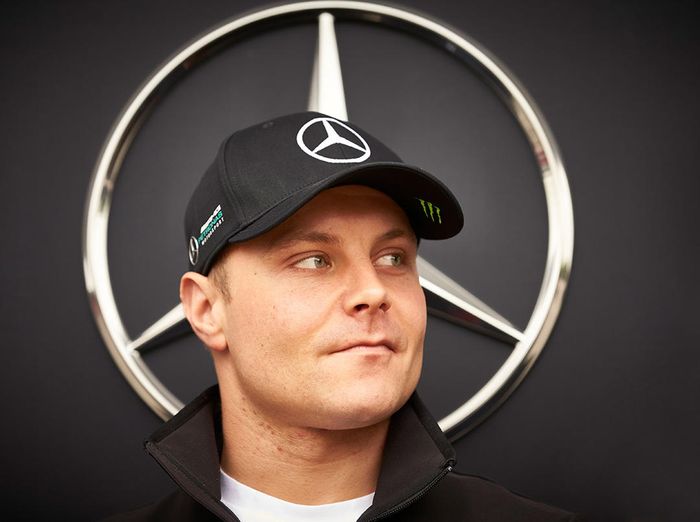 Di hidung Valtteri Bottas ada bekas luka kepentok pintu bagasi, tetapi enggak begitu kelihatan