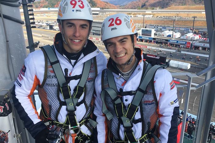Mar Marquez dan Dani Pedrosa dilengkapi safety harness, sempat beteka-teki keduanya hendak melakukan apa nih