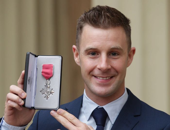 Jonathan Rea tampak rapi dengan busana formal dan mulai sekarang panggilannya jadi Jonathan Rea, MBE