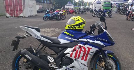 Bahaya Jangan Biasakan Simpan Helm Di Atas Tangki Motor