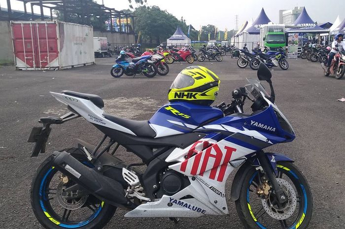 Helm ditaruh di atas tangki motor