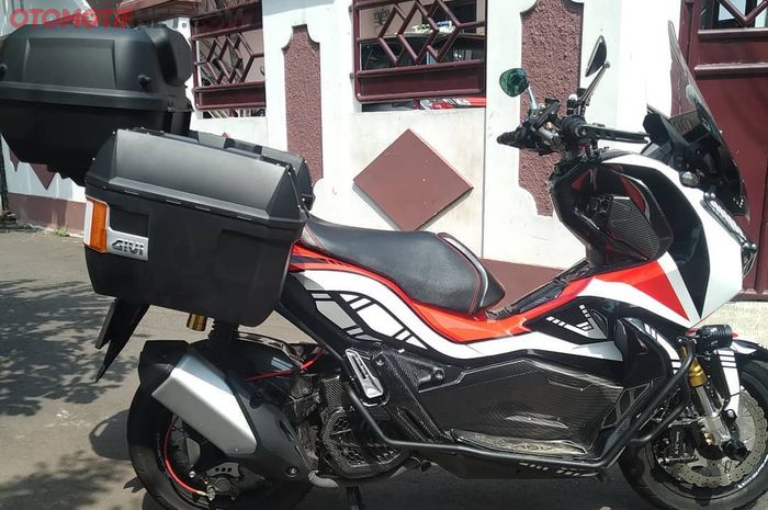 Honda ADV 150 pasang top dan side box Givi.