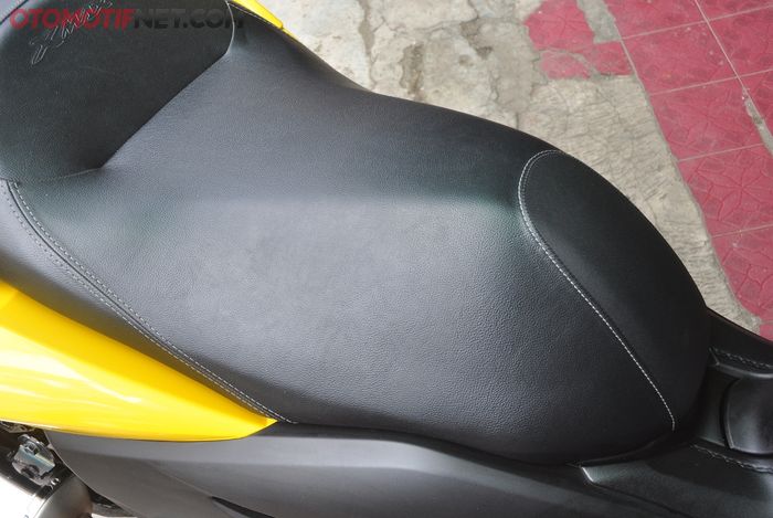 Permukaan jok XMAX lebar, biar kaki menapak papas saja sedikit biar lebih tirus