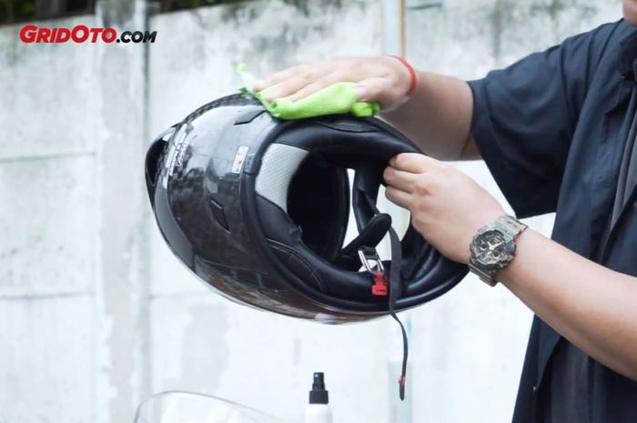 Pastikan seluruh bagian helm dipoles