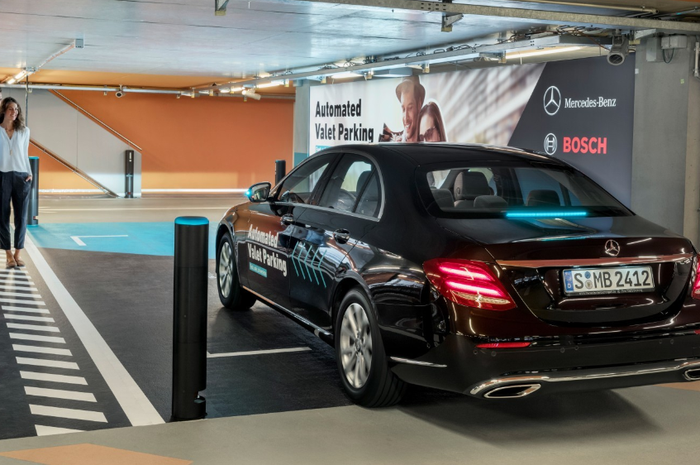 Teknologi parkir otomatis Mercedes-Benz