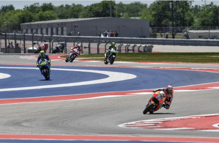 Ini momen Valentino Rossi keluar trek saat bertarung dengan Johann Zarco di MotoGP Amerika 2017 dan 