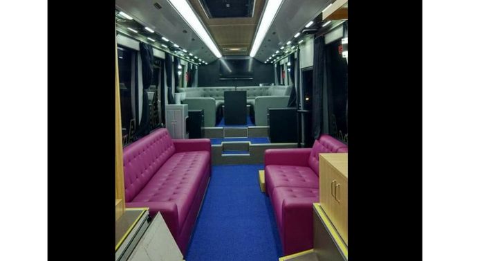 Interior bus Gatotkaca dilengkapi dengan berbagai perabot mulai dari sofa hingga LCD TV