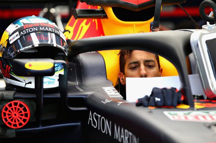 Daniel Ricciardo masih belum menentukan sikapnya, tetap bersama tim Red Bull atau pindah ke lain hati