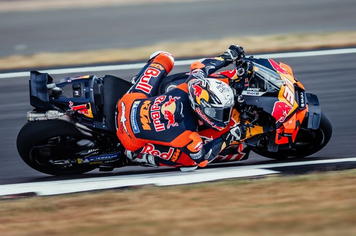 Logo Bajaj muncul di motor KTM RC16 di MotoGP Inggris 2025