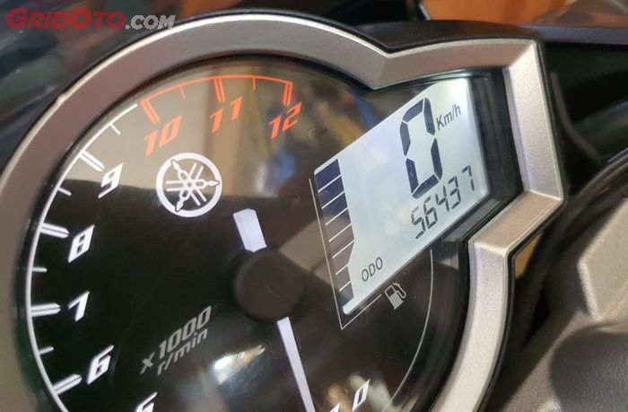 Odometer ditampilkan sebagai angka kecil di layar panel instrumen