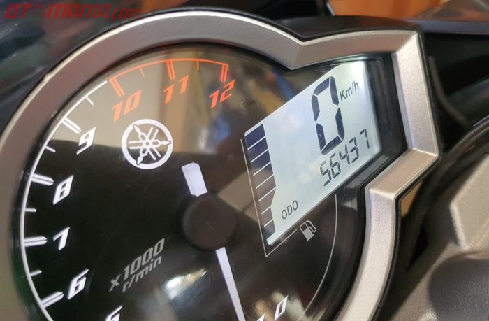 Odometer ditampilkan sebagai angka kecil di layar panel instrumen 