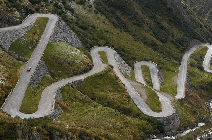 Mobil Red Bull melaju di Tremola, sebuah jalur terkenal di pegunungan Alepn, Swiss