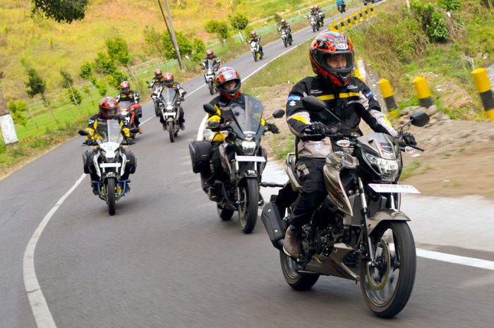 Mimoru-san pimpin rombongan touring Suzuki GSX-150 Bandit