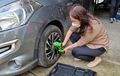 Pakai Alat Ini, Emak-Emak Pun Bakalan Mudah Buka Ban Mobil Sendiri