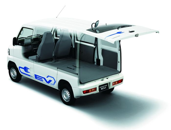 Walau dimensinya kompak, Mitsubishi L100 EV  menawarkan volume cargo yang cukup luas