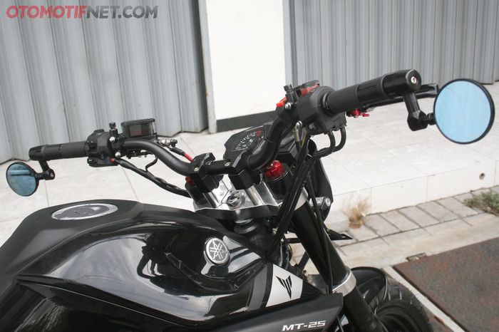 Setang MT-25 ganti model fatbar dipadu dengan raiser yang cukup tinggi