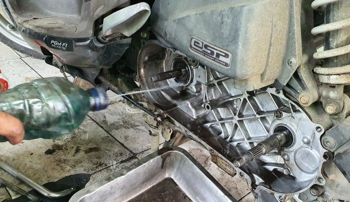 Sil pulley depan getas bikin oli mesin rembes ke bak CVT, efeknya bikin area CVT jadi kotor, biar bersih tinggal disemprot bensin !