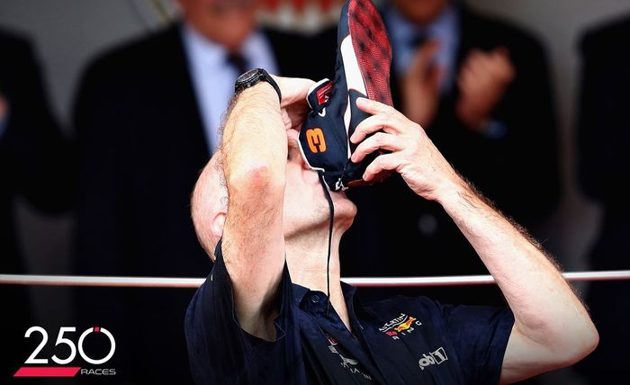 Adrian Newey ikut melakukan selebrasi 'shoey', minum sampanye dari sepatu balap Daniel Ricciardo di atas podium yang jadi ciri khas pembalap asal Australia ini