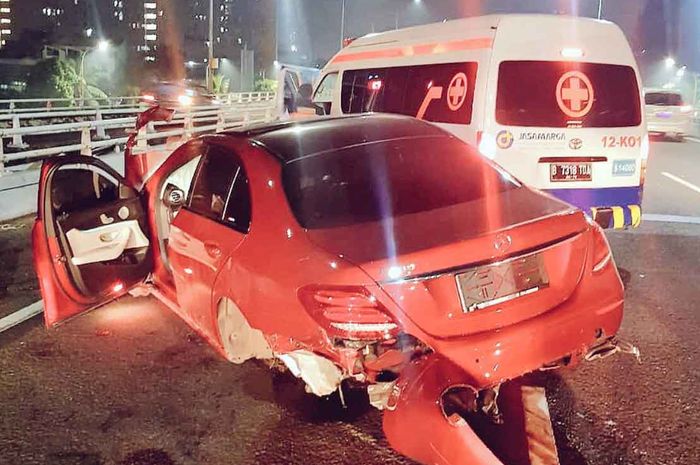 Mercedes-Benz E-Class yang mengalami kecelakaan di tol Jelambar