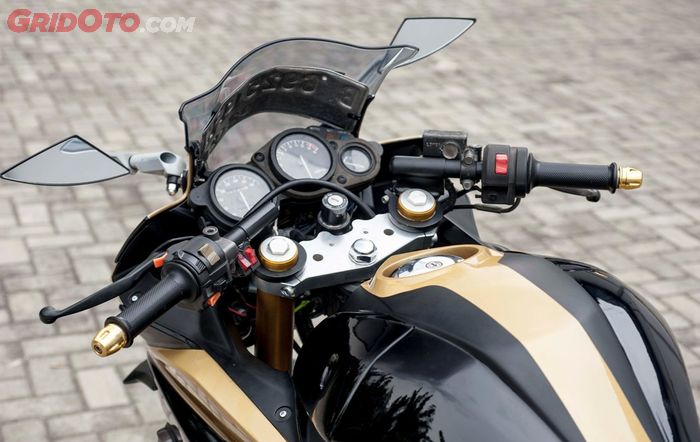 Spidometer Scorpio ini andalkan Yamaha FZR400 bersanding dengan setang jepit, sporti ya?