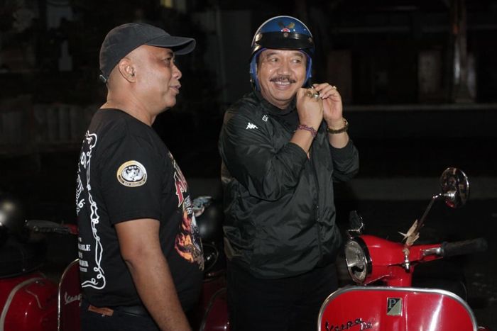 Wakil Gubernur Bali, Tjokorda Oka Artha Ardhana Sukawati dan Vespa klasik warna merah yang dikendarainya