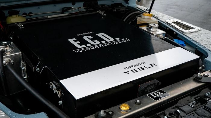 Restomod Land Rover Defender D110 dibekali drivetrain buatan Tesla.