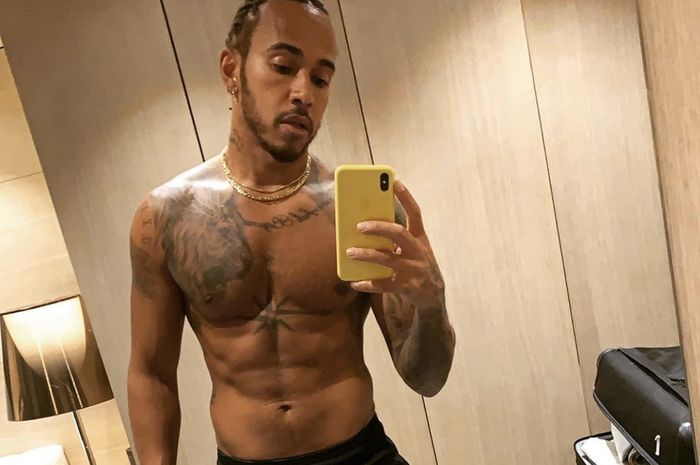 Lewis Hamilton terus mengingatkan agar orang-orang untuk tetap berada di rumah untuk mencegah penyebaran virus Corona 
