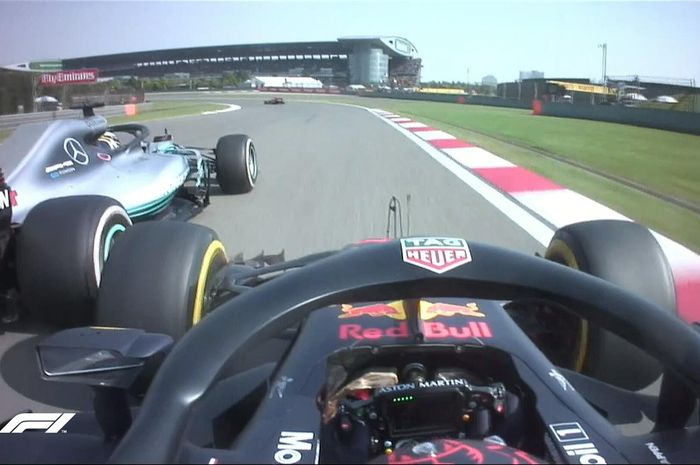 Lewis Hamilton terlibat pertarungan jarak dekat dengan Max Verstappen di F1 China