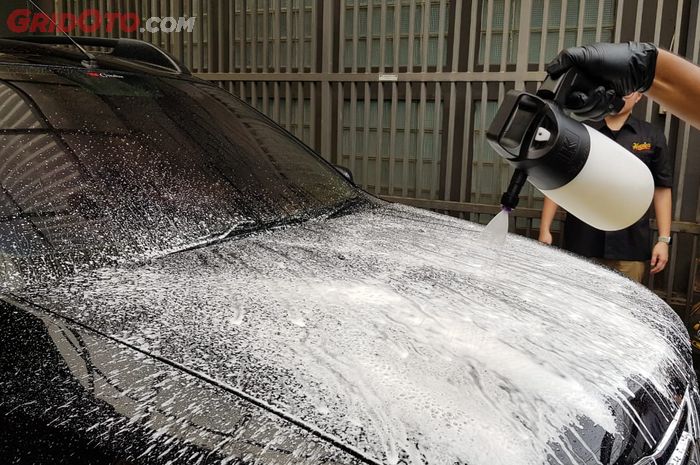 Ilustrasi cuci mobil bekas dengan sampo