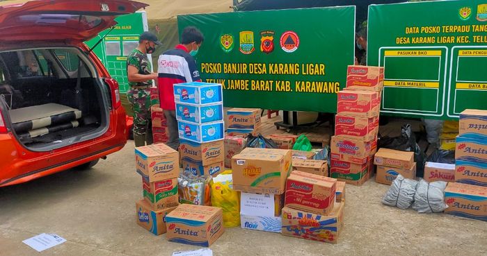 Penyerahan bansos dari KTCI di desa Karang Ligar, Karawang, Jawa Barat yang mengalami banjir.