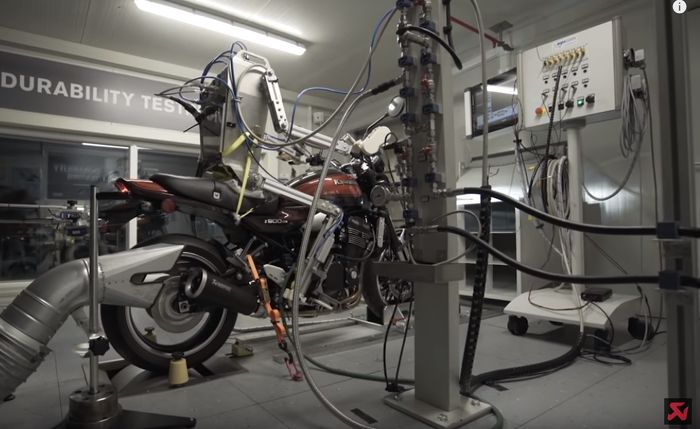 Robot untuk tes knalpot Akrapovic